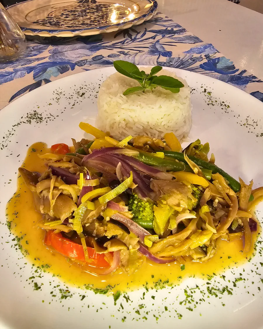 Jardim de Especiarias: legumes e cogumelos salteados em molho amarelo, com arroz basmati