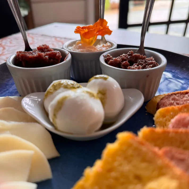 Potinhos com flor de capuchinha e muçarela com pesto, à luz da janela